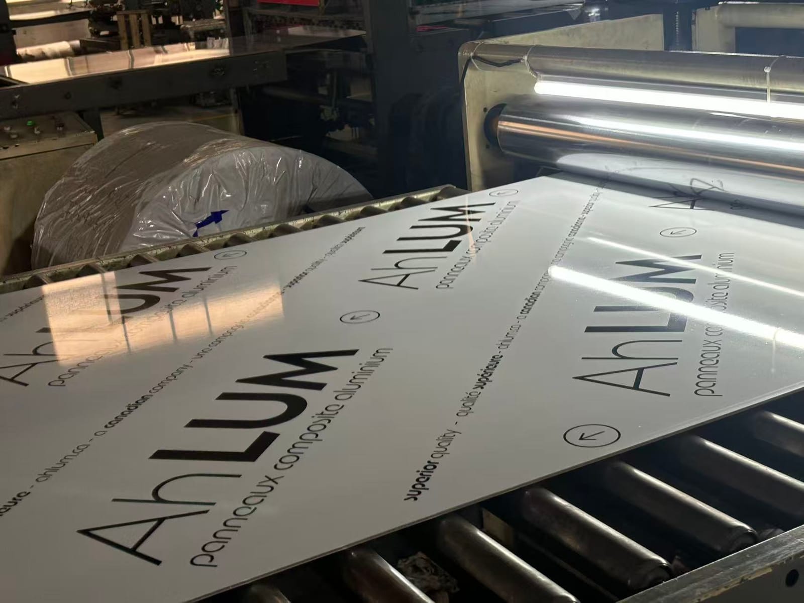 Panneaux composite aluminium Ahlum pelliculés, en sortie de ligne de production