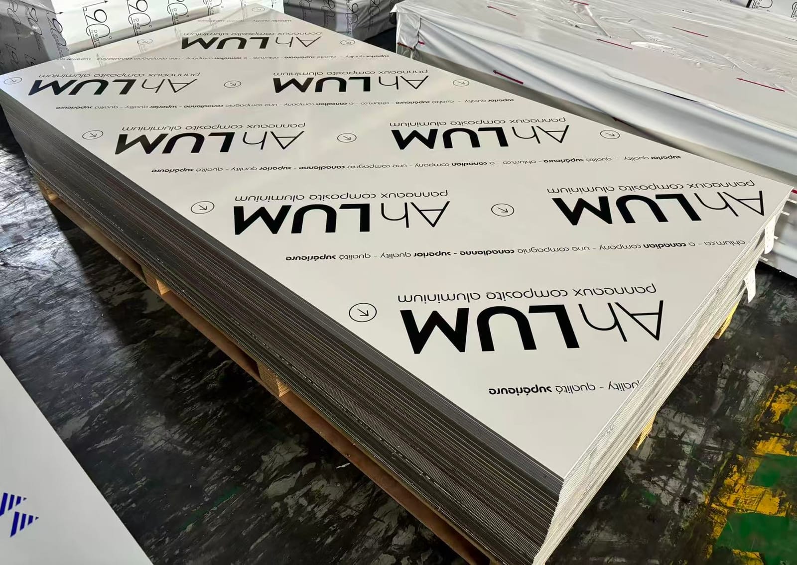 Panneaux composite aluminium Ahlum empilés, prêts pour la découpe et l'impression